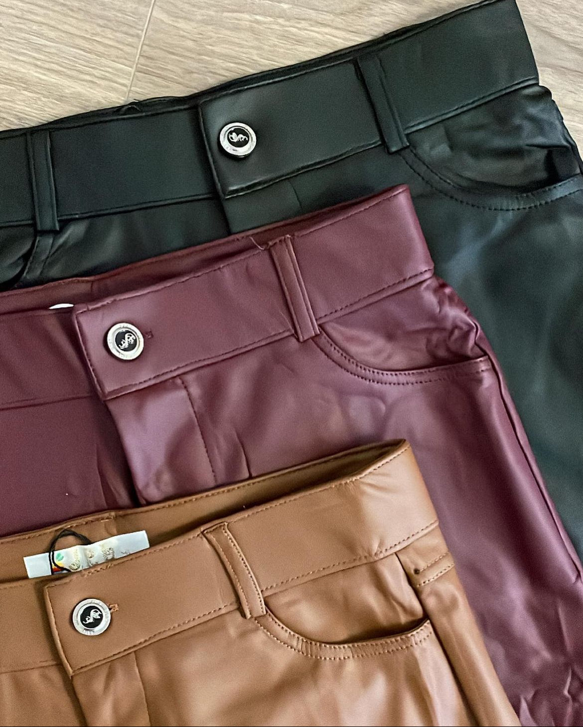 Pantalón ecocuero pitillo